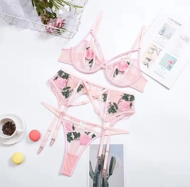 Conjunto De Lencería Rosa Con Bordados